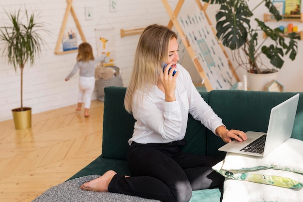 Foto gratuita donna piena del colpo che parla sul telefono