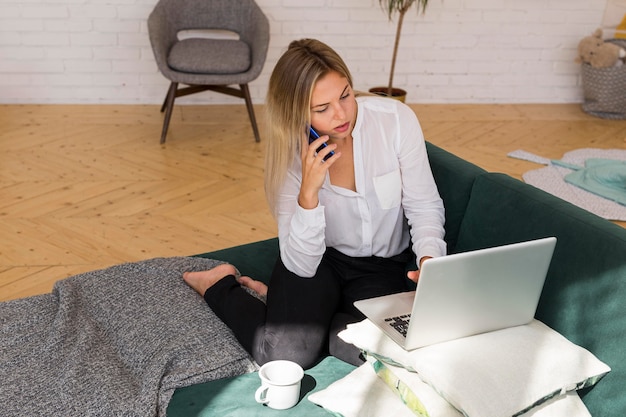 Foto gratuita donna piena del colpo che parla sul telefono