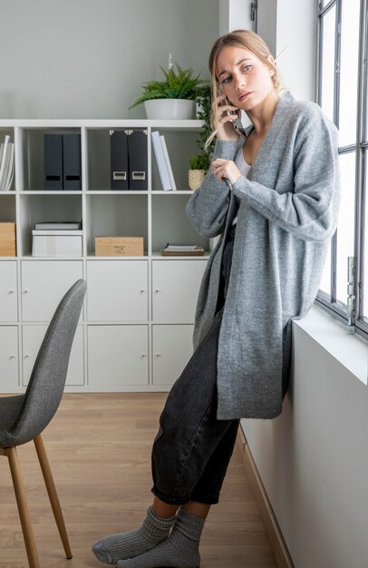 Foto gratuita donna piena del colpo che parla sul telefono