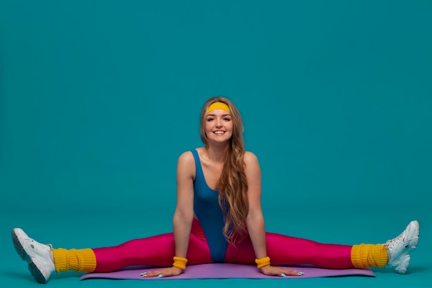 Foto gratuita allenamento femminile completo con abbigliamento degli anni '80