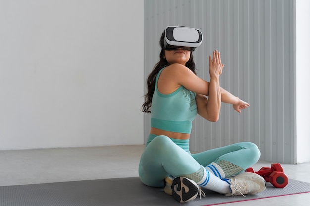Vr 안경에 전체 샷된 여자 훈련