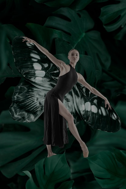 Бесплатное фото Женщина в полный рост превращается в бабочку