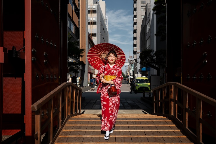 無料Photo わがさ傘を使ったフルショットの女性