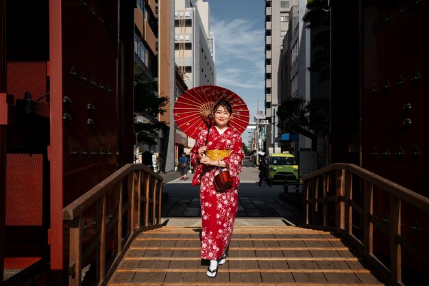 わがさ傘を使ったフルショットの女性