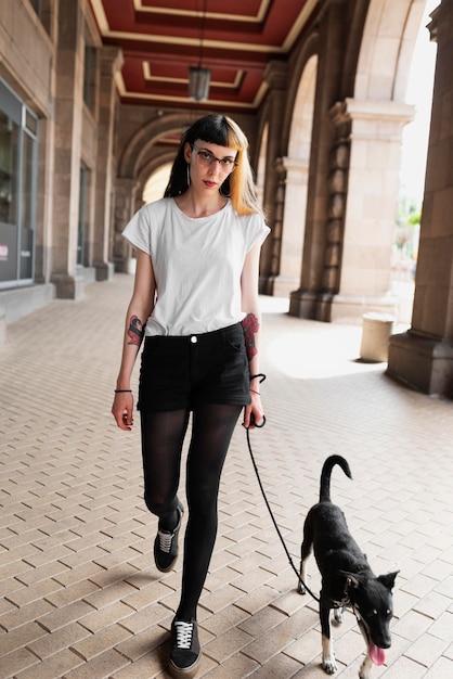 Foto gratuita cane a passeggio donna a tutto campo