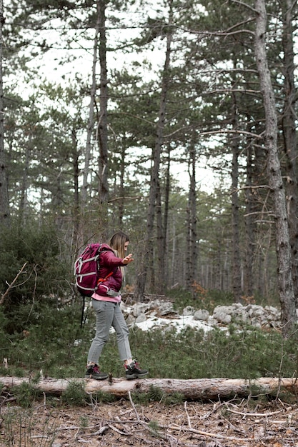 森の中を歩くフルショットの女性