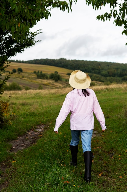 Free photo full shot woman walking outdoors