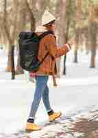 Free photo full shot woman walking with phone