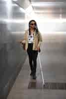 無料写真 白杖で歩くフルショットの女性