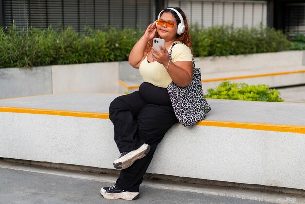 ヘッドフォンをかぶった女性の写真