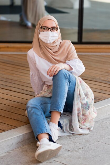 保護マスクを身に着けているフルショットの女性