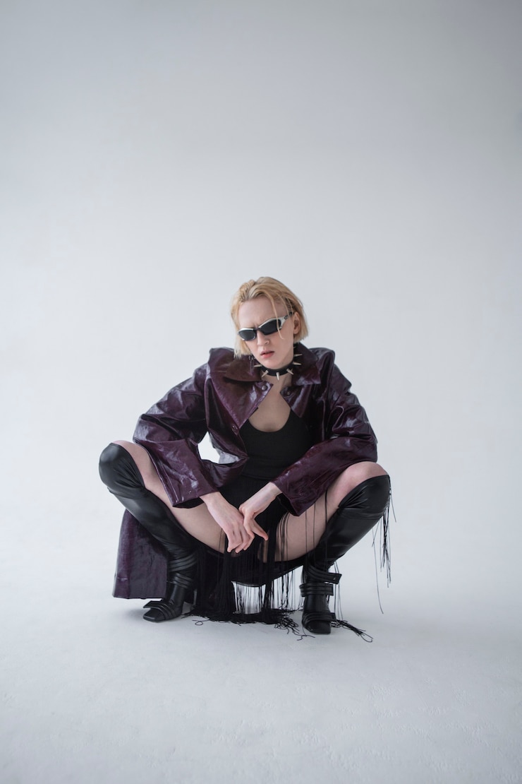 無料Photo サングラスをかけているフルショットの女性