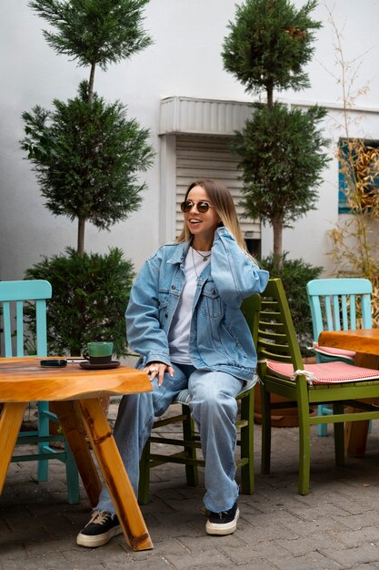 Foto gratuita donna a figura intera che indossa un completo in denim totale