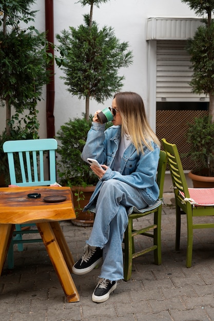 Donna a figura intera che indossa un completo in denim totale