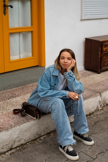 Foto gratuita donna a figura intera che indossa un completo in denim totale