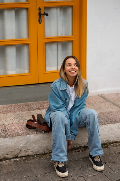 Foto gratuita donna a figura intera che indossa un completo in denim totale