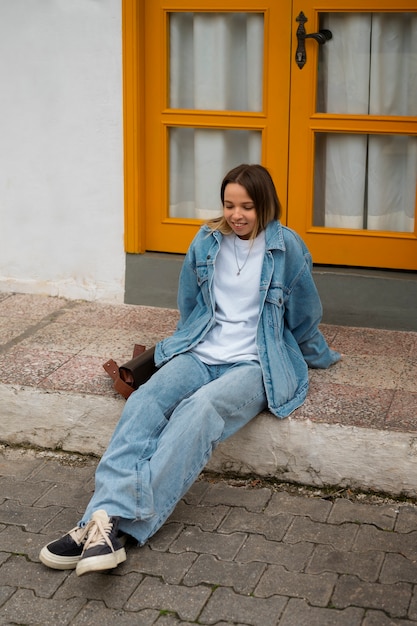 Бесплатное фото Женщина в полный рост в джинсовом наряде