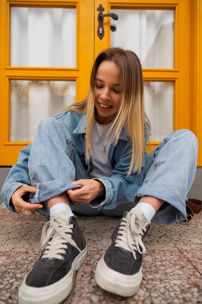 Foto gratuita donna a figura intera che indossa un completo in denim totale