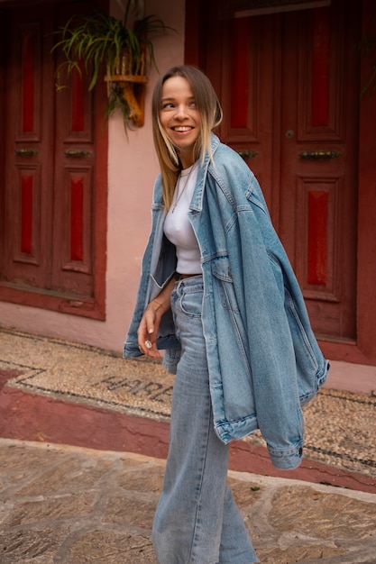 Foto gratuita donna a figura intera che indossa un completo in denim totale