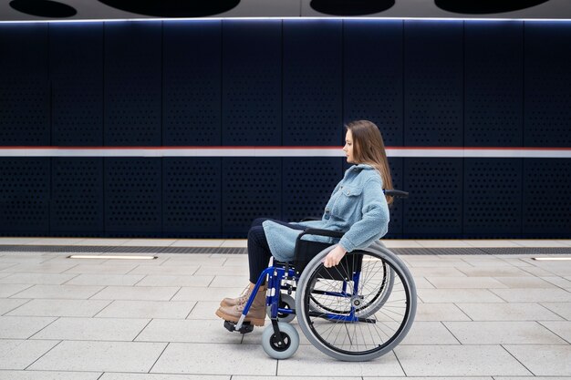 휠체어 여행의 전체 샷 여자