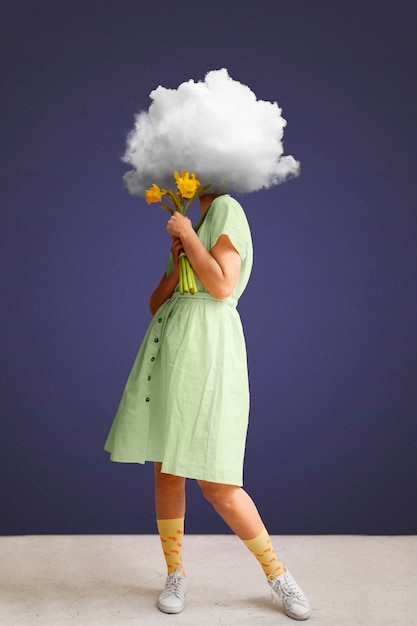 Foto gratuita donna a tutto campo con testa a forma di nuvola