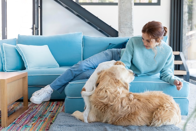 Foto gratuita colpo completo donna con simpatico cane al chiuso