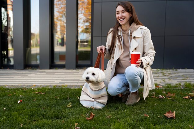 屋外で犬とフルショットの女性