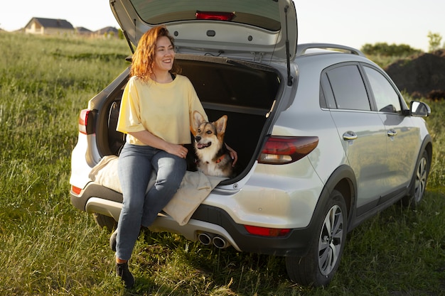 犬とフルショットの女性