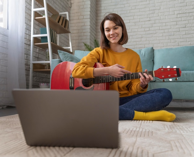 Free photo full shot woman with laptop