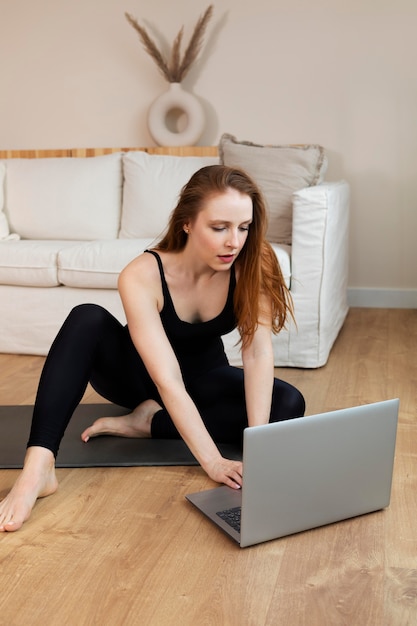 Free photo full shot woman with laptop