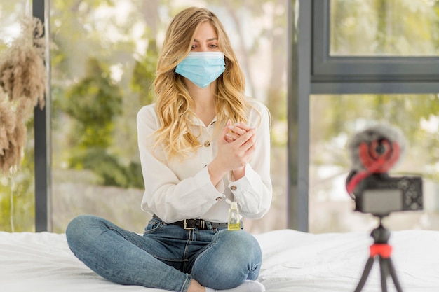 Foto gratuita donna della foto a figura intera con la mascherina medica