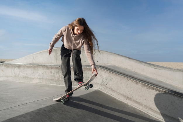 Бесплатное фото Полная женщина с скейтбордом