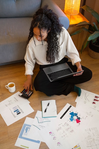 Foto gratuita donna a figura intera che lavora come economista