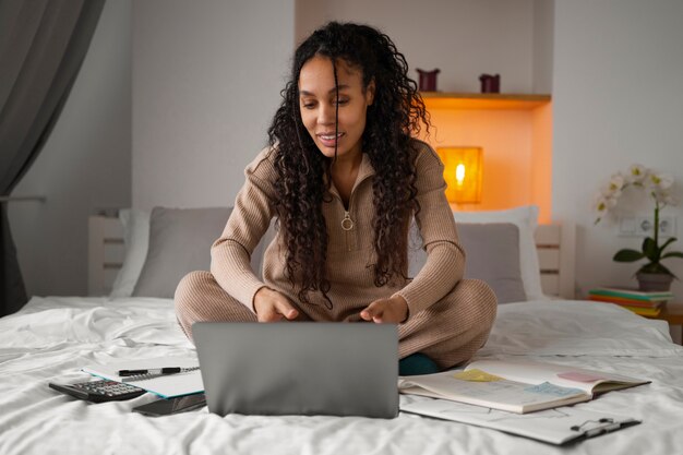 Foto gratuita donna a figura intera che lavora come economista