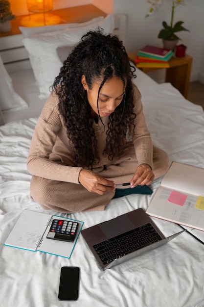 Foto gratuita donna a figura intera che lavora come economista