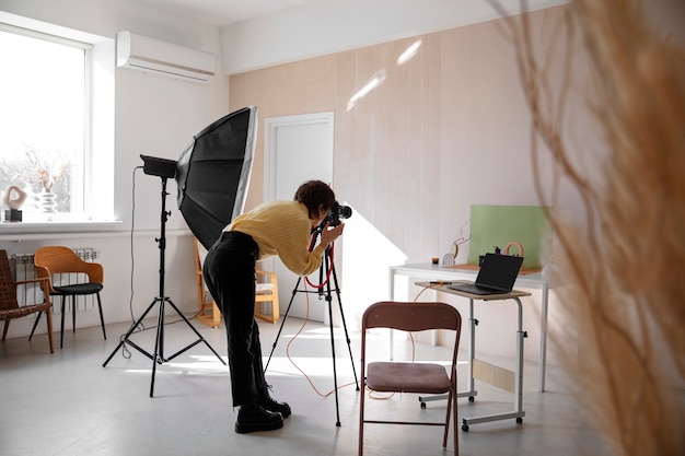 Foto gratuita donna a figura intera che lavora come fotografa