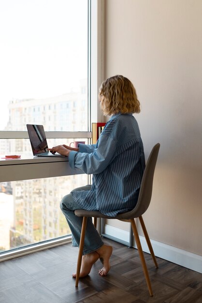 Полная съемка женщина работает на ноутбуке