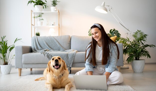 犬と一緒に働くフルショットの女性