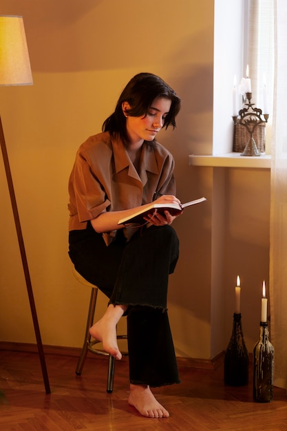 Foto gratuita donna a figura intera che scrive nel suo diario