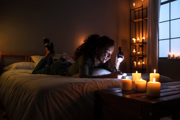 Scrittura della donna della foto a figura intera in taccuino