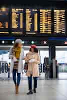 Foto gratuita donne a tutto campo in aeroporto