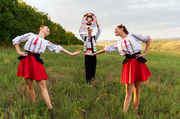 Free photo full shot women dancing together