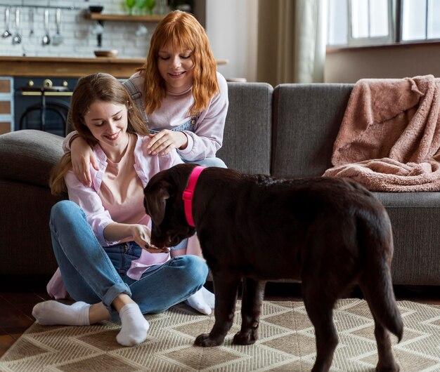フルショットの女性と犬の屋内
