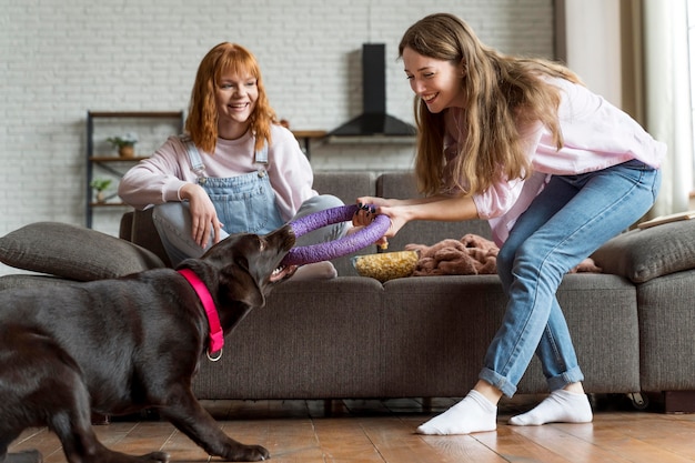 フルショットの女性と犬の遊び