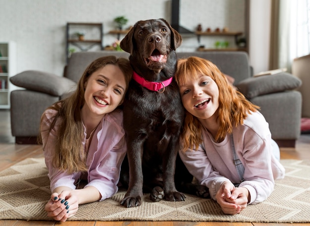 Foto gratuita donne del colpo pieno e posa del cane