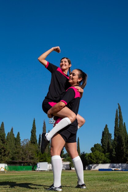 Full shot women football players on field