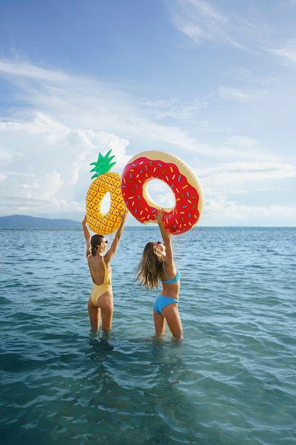 Foto gratuita donne a tutto campo che tengono galleggianti