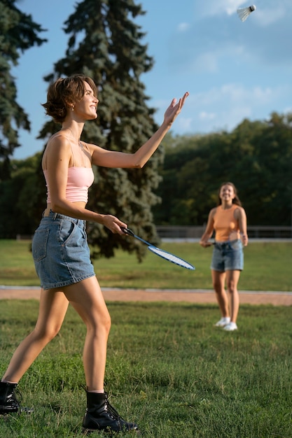 Foto gratuita donne a tutto campo che giocano a badminton