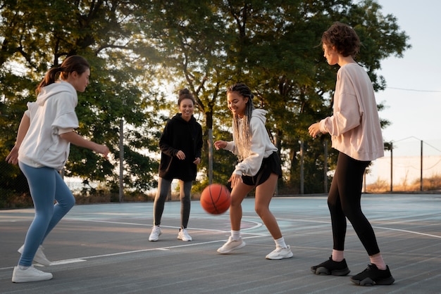 Foto gratuita donne a figura intera che giocano a basket