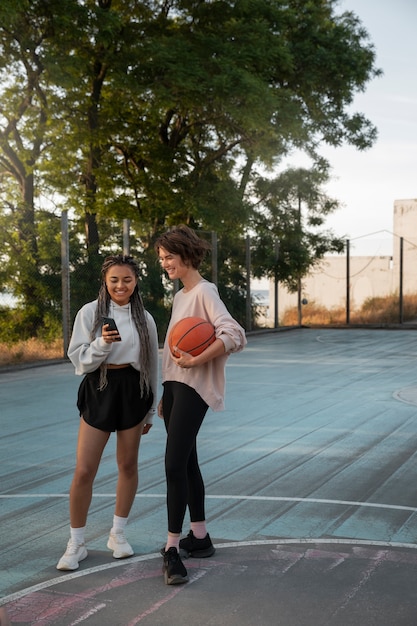 Foto gratuita donne a figura intera che giocano a basket